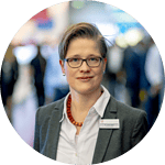 Portrait von erminas CTO Dr. Yvette Teiken auf einer Messe