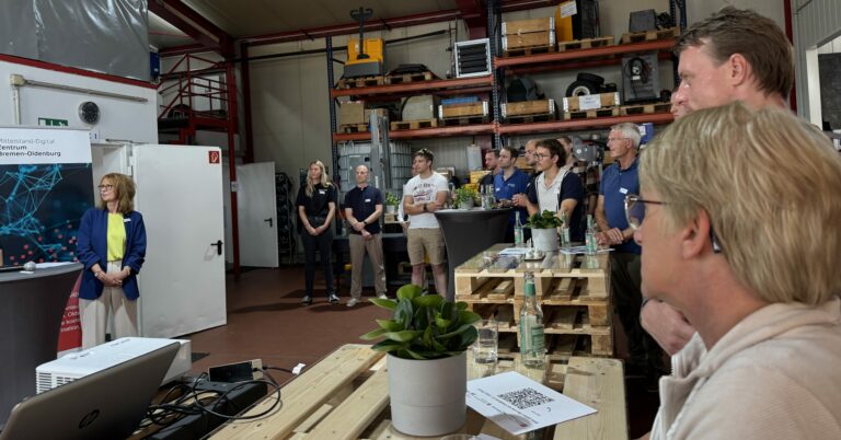 Menschen hören im Kreis Vortrag zu