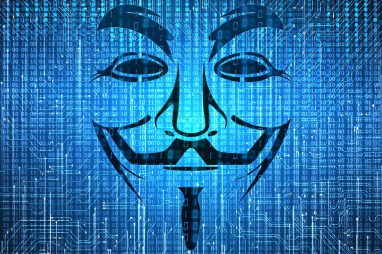 Anonyme Maske vor digitalem Hintergrund mit Binärcode als Symbol für Hacker und Cyberangriffe